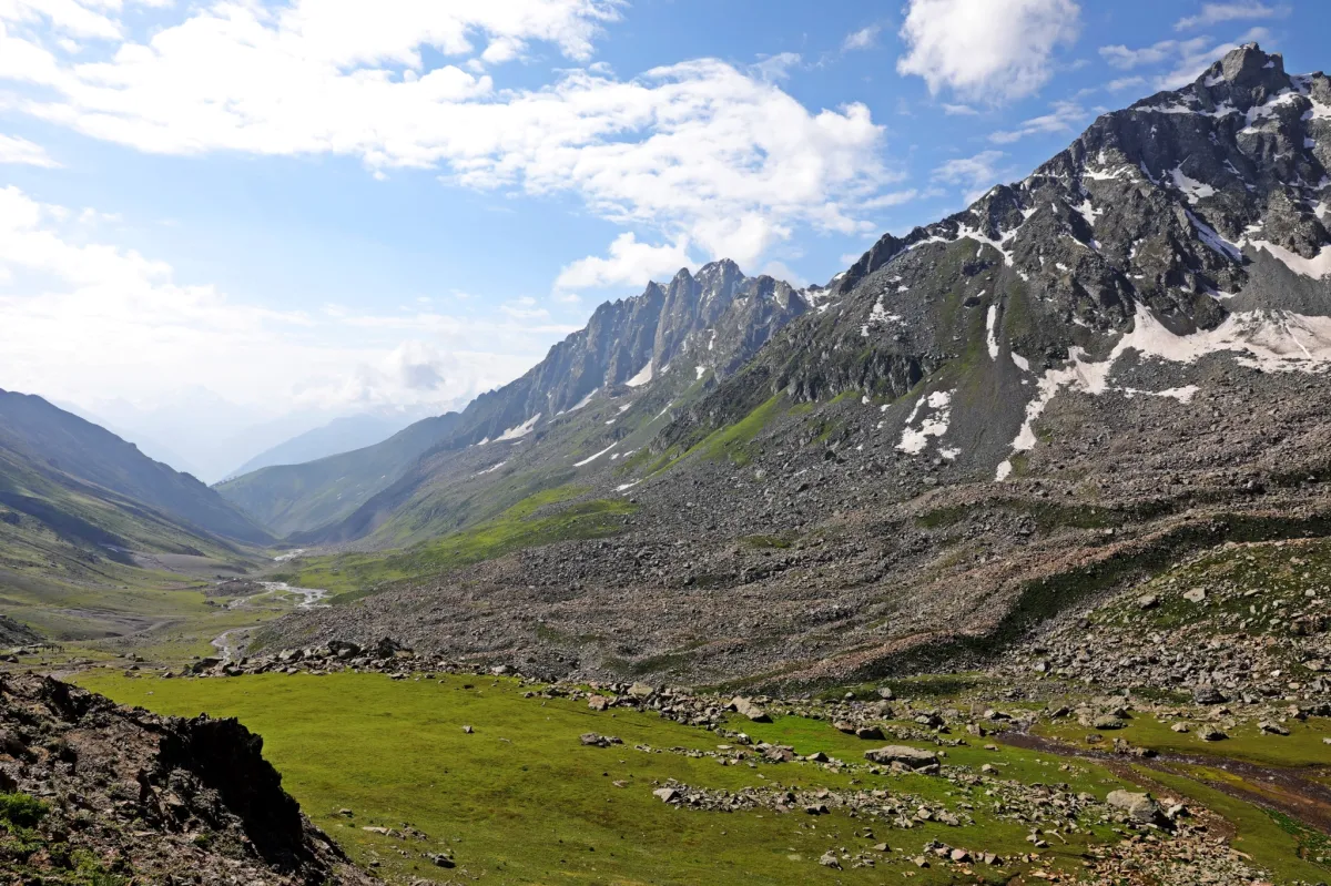 nichnai pass trek kashmir